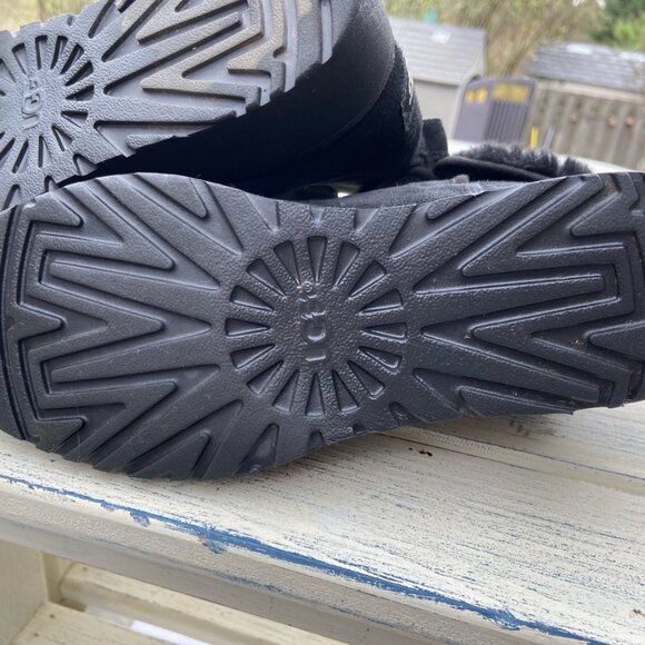 UGG Classic Short Black Shearling lined Boots Women’s 7.5 - Picture 8 of 8